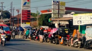 Antrian Panjang Dari Jam 05:00 subuh Sampai Tengah Malam, yang Berlangsung Sudah 3 Hari