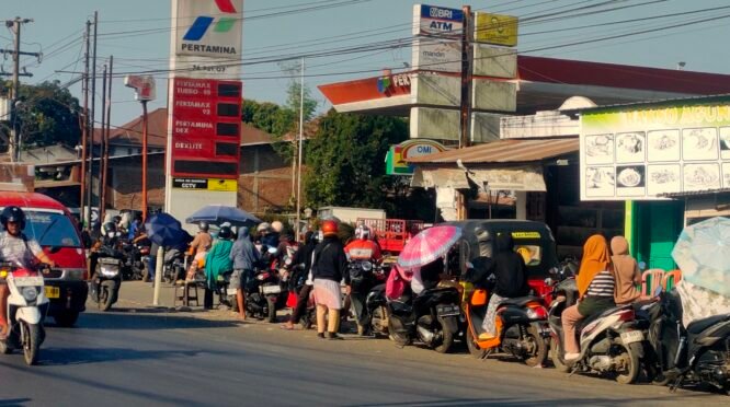 Antrian Panjang Dari Jam 05:00 subuh Sampai Tengah Malam, yang Berlangsung Sudah 3 Hari