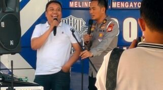 IPTU Arafat TTNT 37 WSW, Kanit Regident Polresta Gowa, bersama Bripka Faiz, Bintara Unit Regident, turut memeriahkan acara dengan berduet bernyanyi