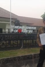 Foto: A Nasrun didepan Kantor POMDAM Makassar
