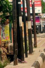Bangunan Tiang Fiber Optik yang Semraut, Penuh Trotoar Jl Mallabassang Sungguminasa Gowa