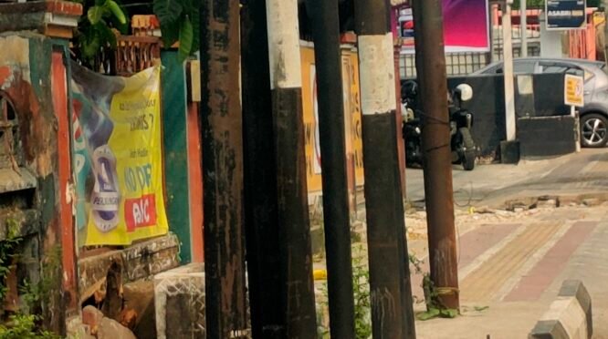 Bangunan Tiang Fiber Optik yang Semraut, Penuh Trotoar Jl Mallabassang Sungguminasa Gowa